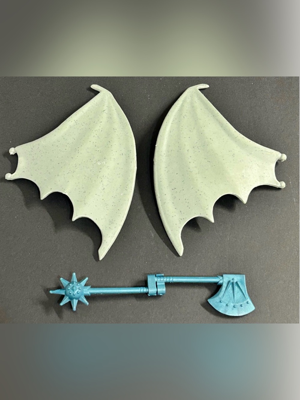 Vintage Kenner/Disneys Gargoyles Stone Camo Broadway Weapons & Wings.